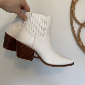 White snakeskin cowgirl boots